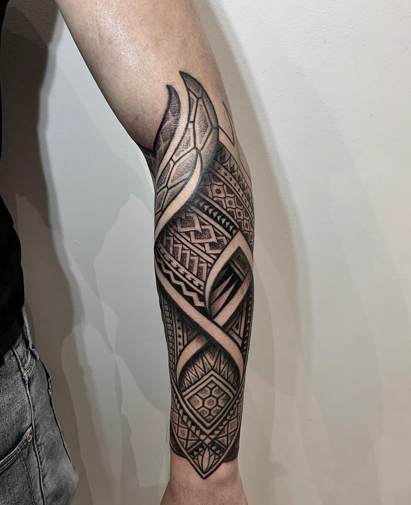 Tatuaggio ornamentale di ispirazione tribale Tatuaggio ornamentale di ispirazione tribale